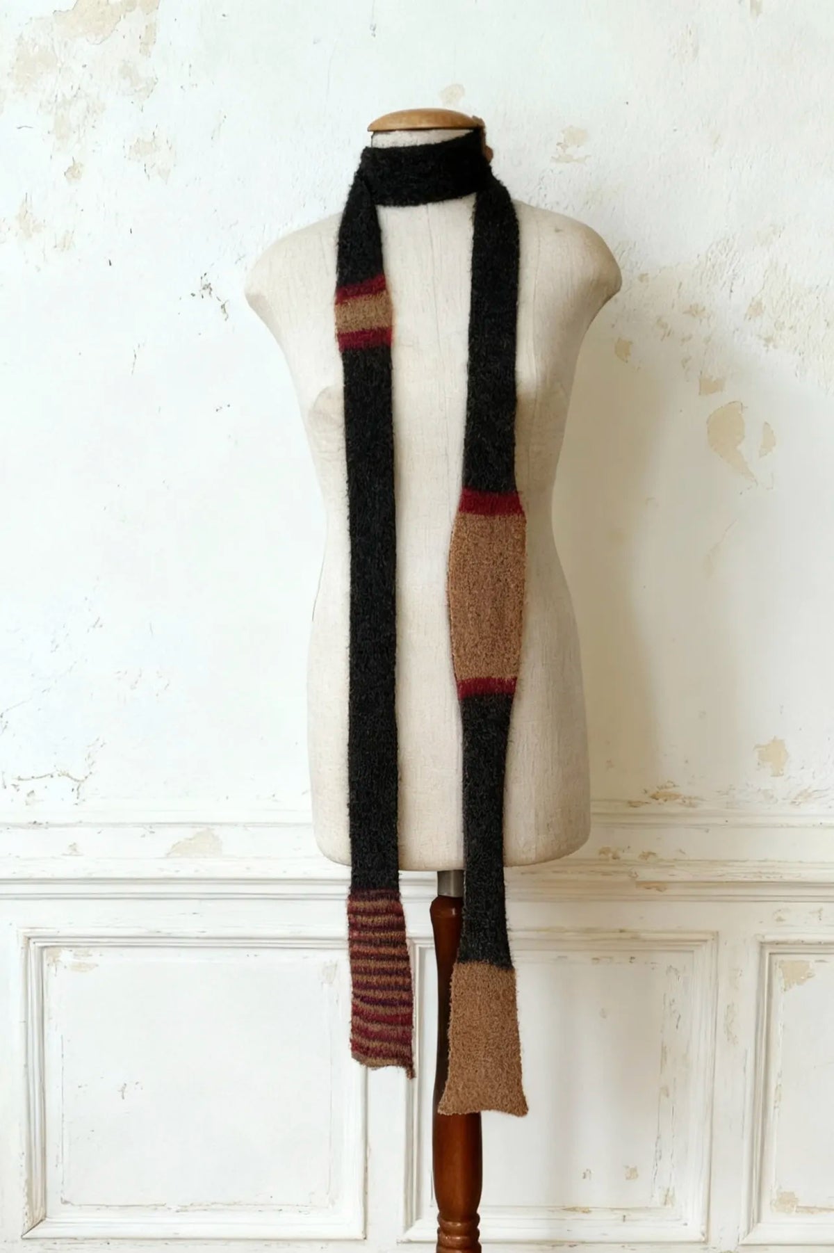 Handgefertigter 250cm Skinny Schal aus Alpaka-Mohair-Mix in Anthrazitbraun und Bordeauxrot, einmal um den Hals gewickelt von der Puppe getragen.