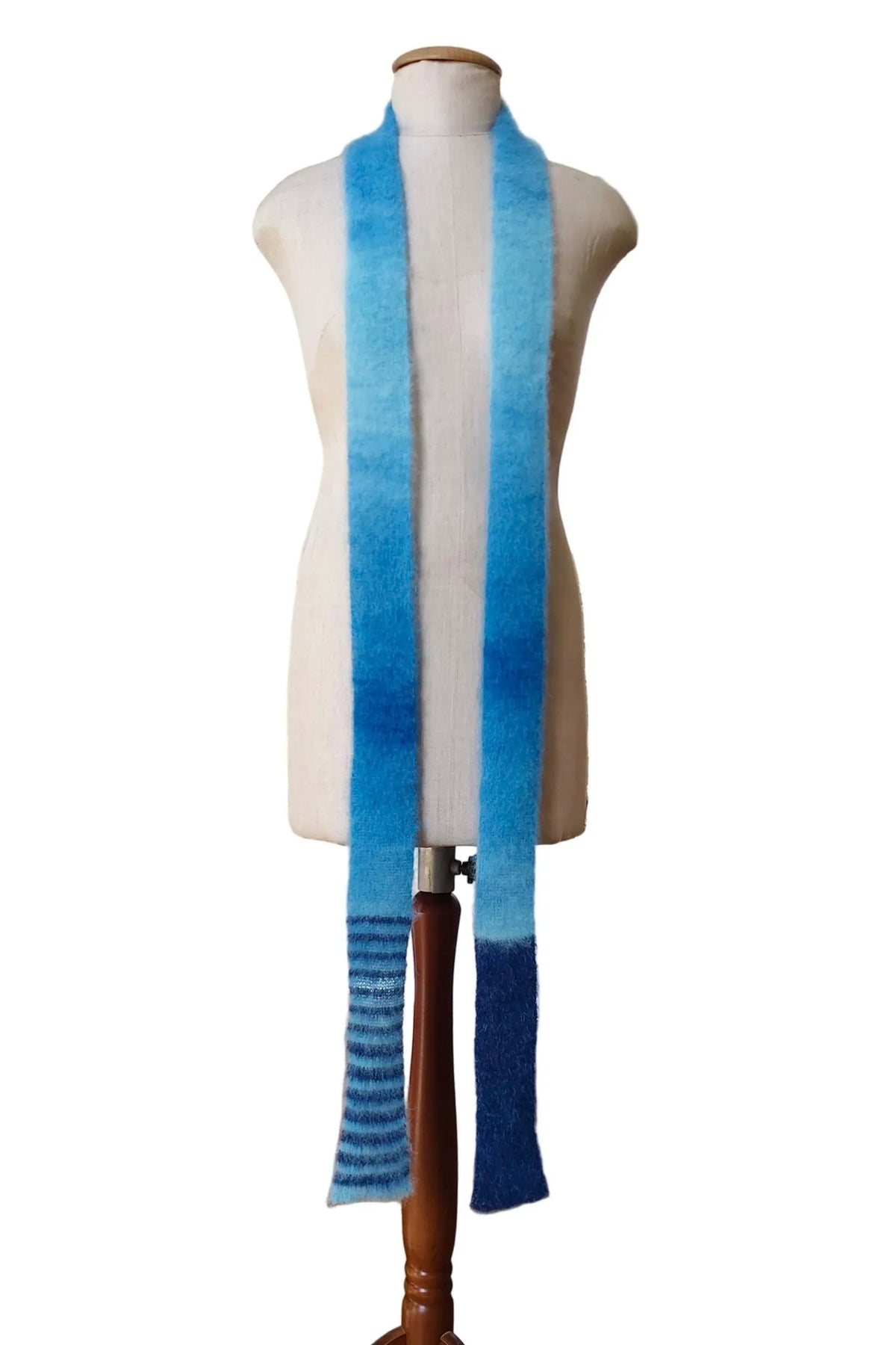 Handgestrickter Alpaka Mohair Skinny Schal in Blau-Ombré (Hellblau bis Dunkelblau) am Mannequin.