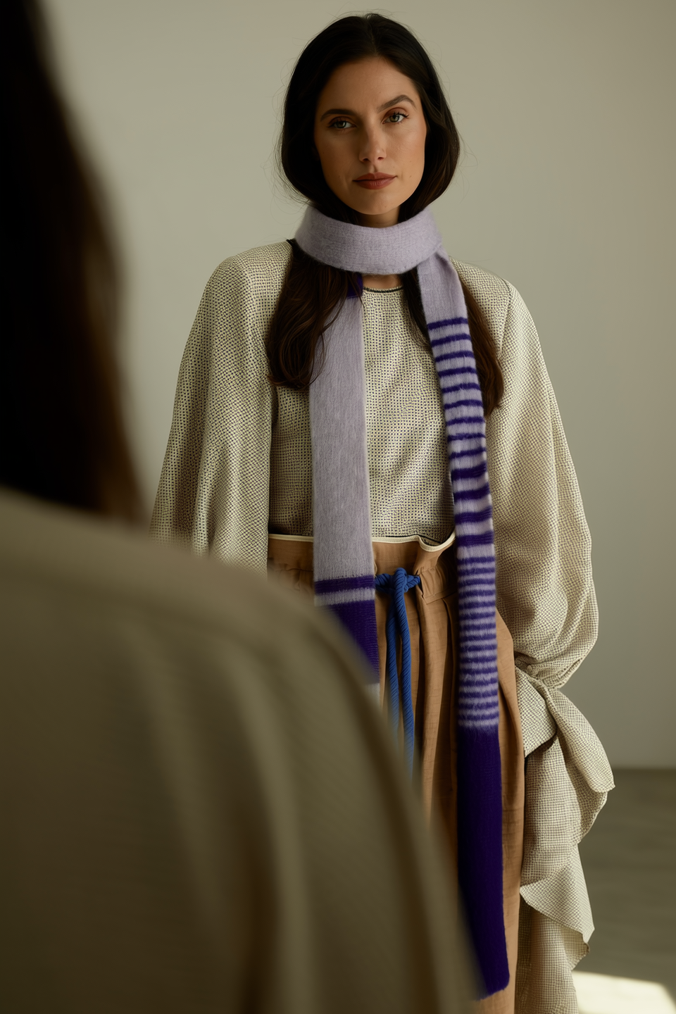 Model trägt langen, federleichten Baby Alpaka Skinny Schal in Flieder/Violett. Zeigt den gesamten Look.