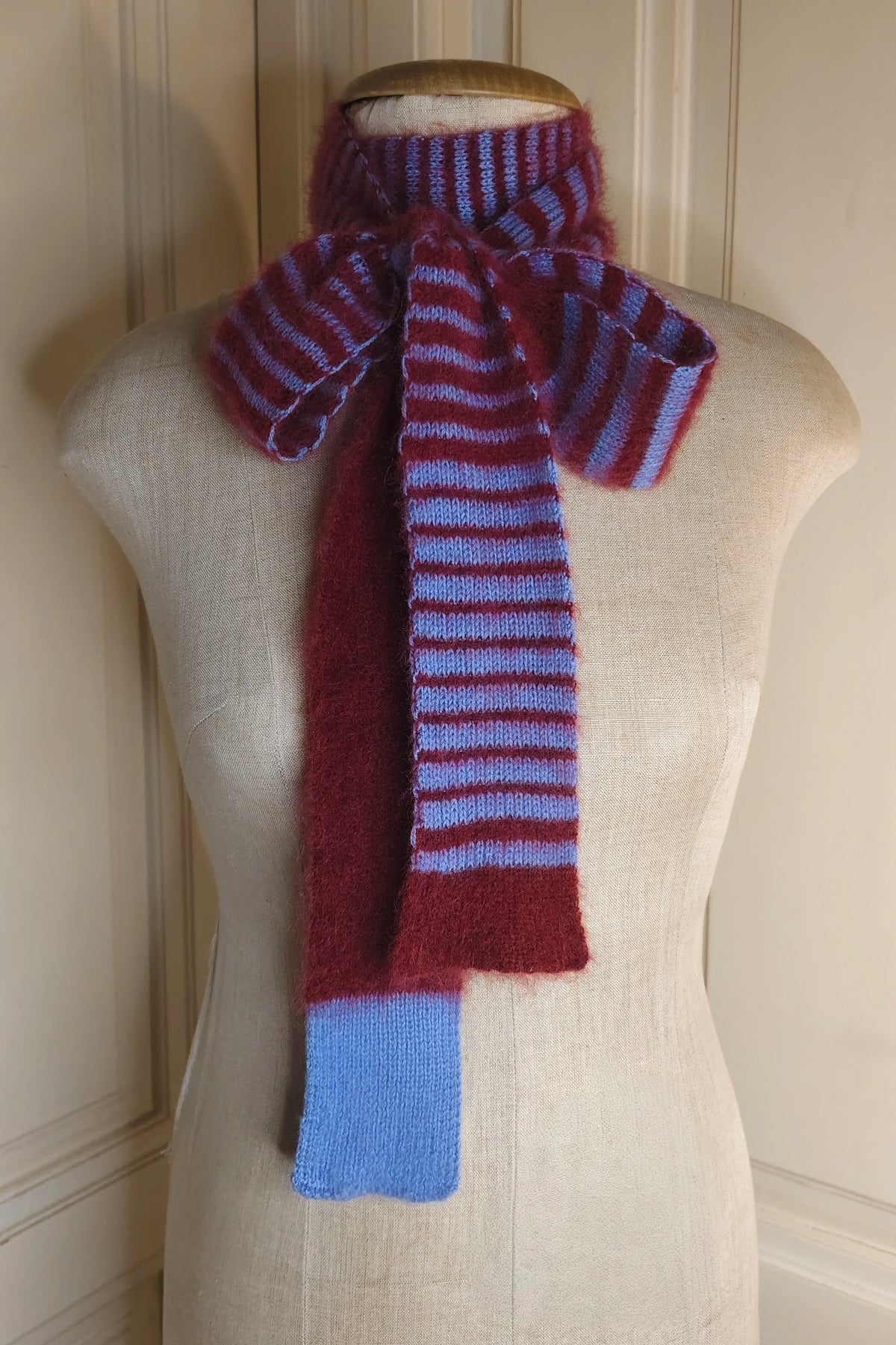 Schmaler langer Schal – Luxuriöser Merino/Mohair-Mix in Weinrot und Blau