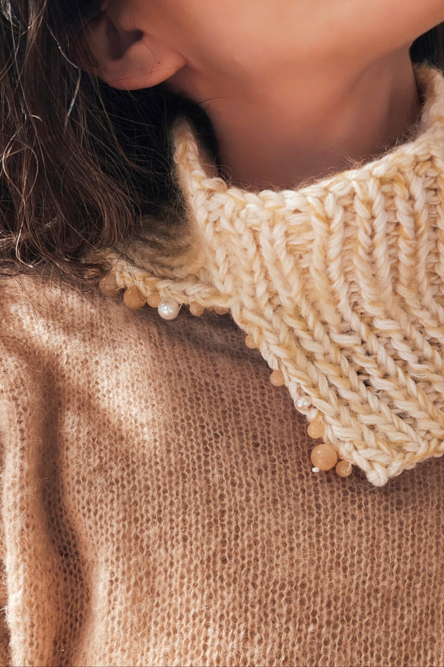Kragen mit Perlen und Calzit handgestrickt