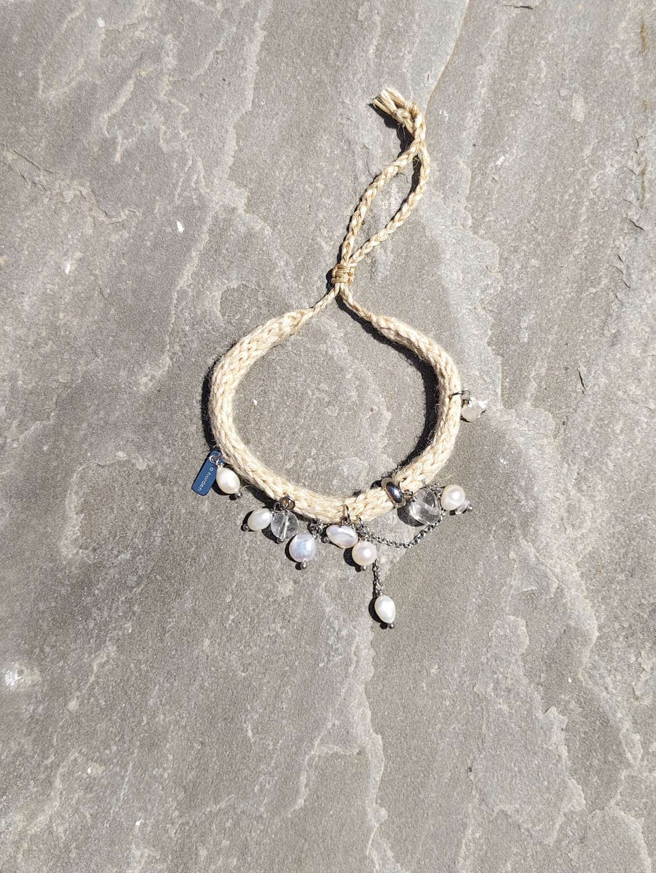 Nachhaltiger Schmuck mit organischer Ausstrahlung – handgestrickt und modern