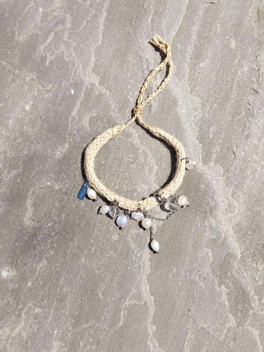 Nachhaltiger Schmuck mit organischer Ausstrahlung – handgestrickt und modern