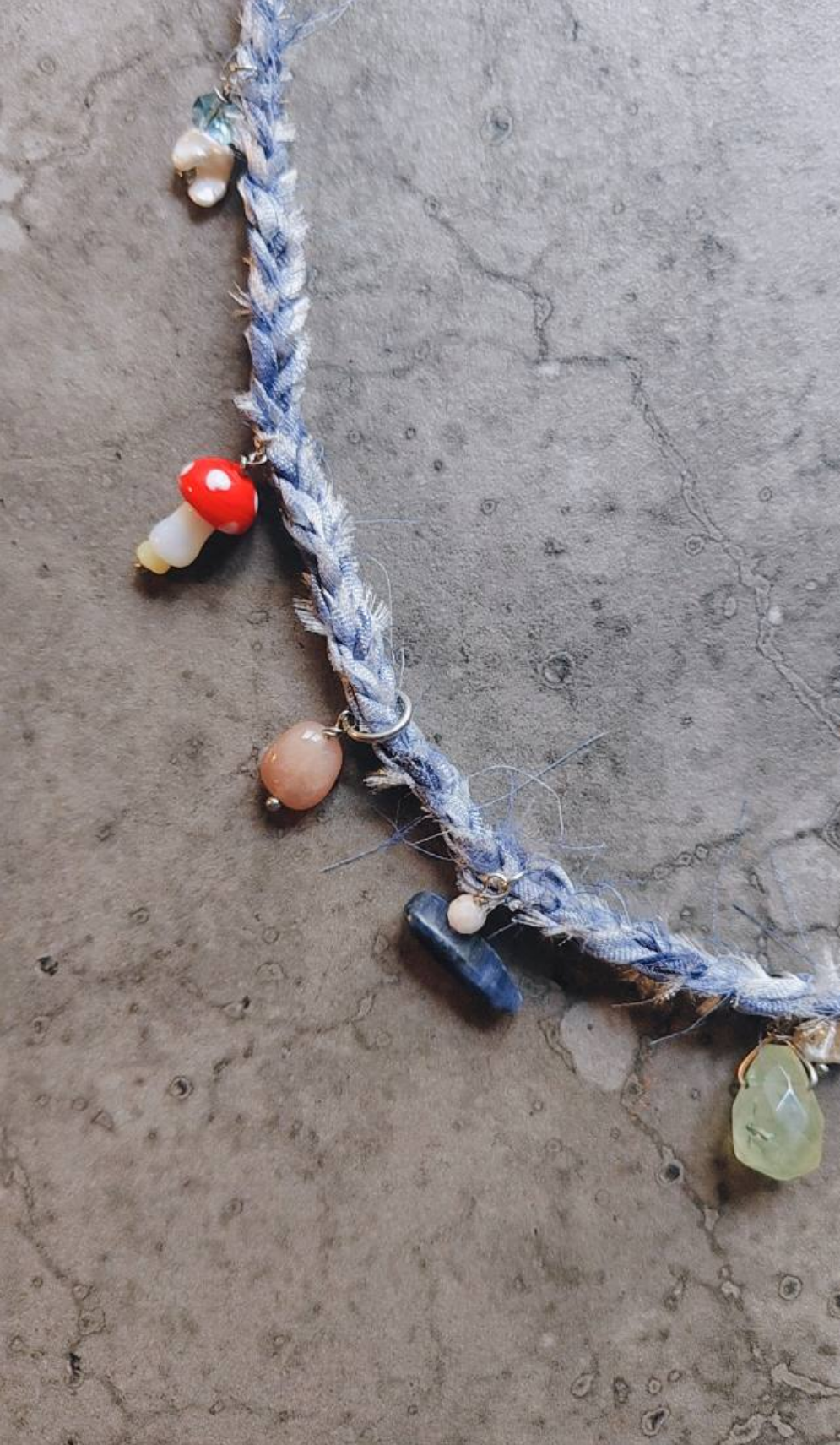Kette aus Vintage-Seide mit Edelsteinen