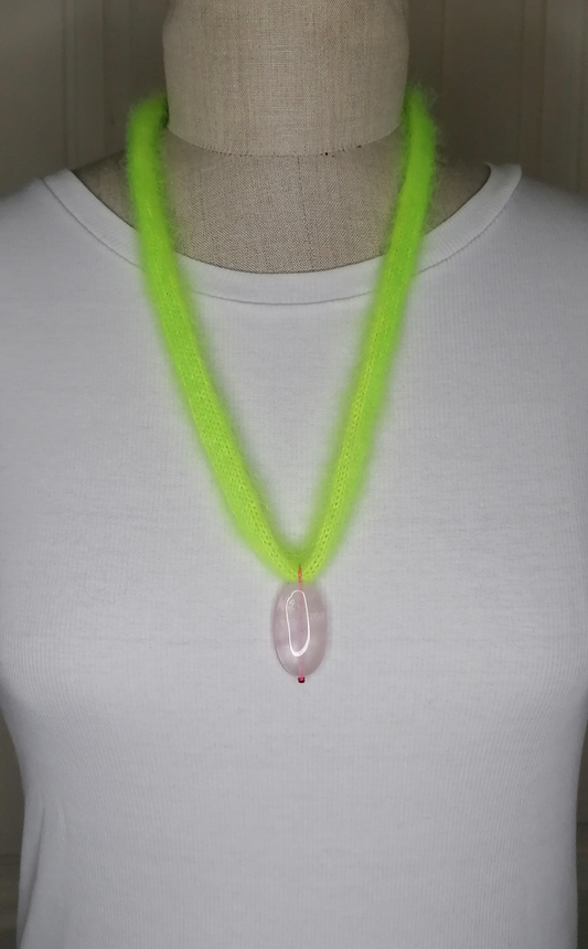 Weiche Strick-Halskette mit Rosenquarz-Anhänger