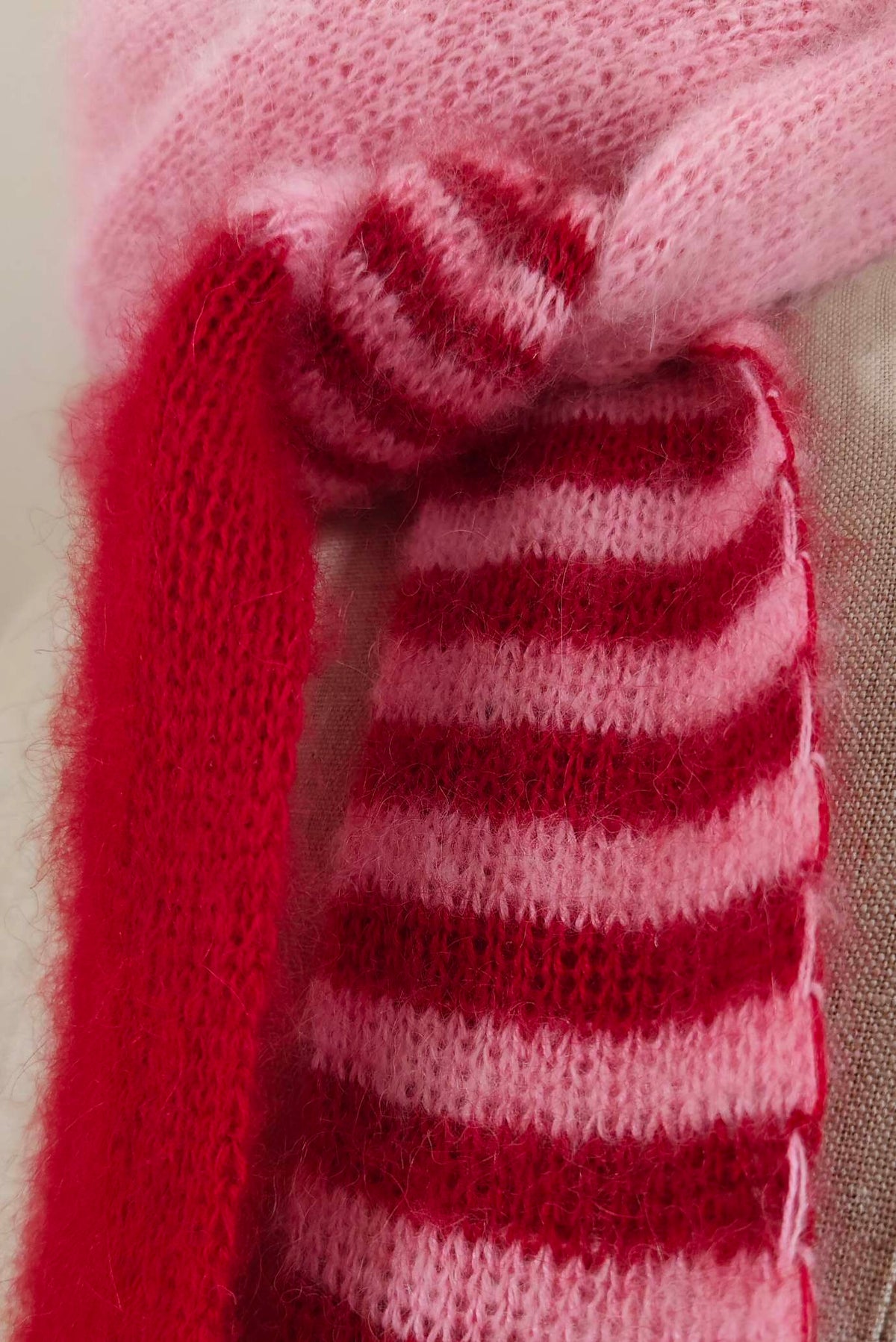 Statement Fluffy Skinny Schal – Mohair & Wolle in Rosa & Rot – Extra Lang (250cm) Unikat