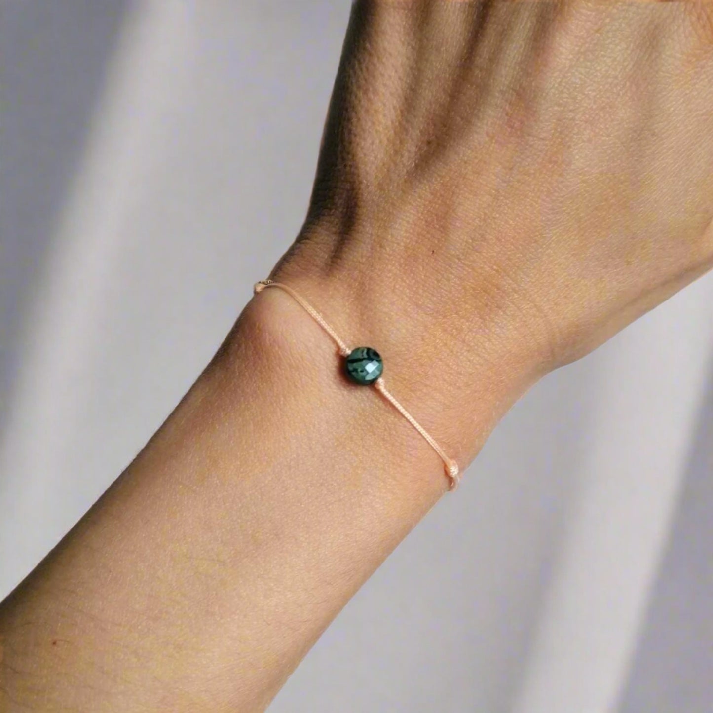 apricot farbenes dünnes Armband aus Nylonschnur mit grünem Jaspis facetiert