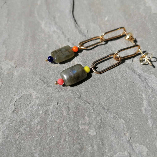 Labradorit Ohrringe mit Gold und bunten Perlen