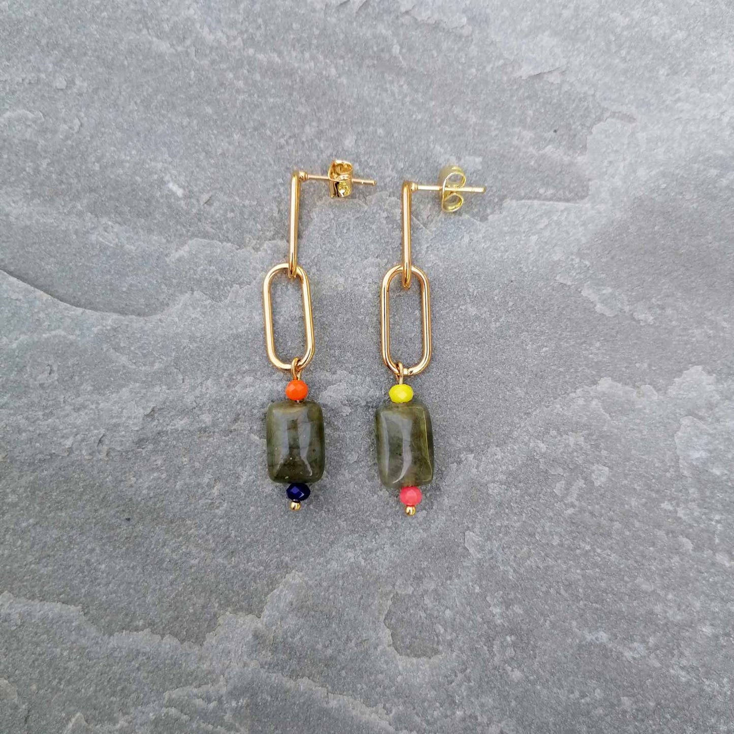 Labradorit Ohrringe mit Gold und bunten Perlen