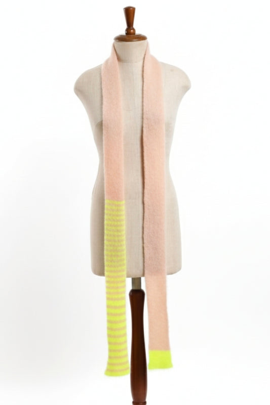 Neon Rosa Gelb Skinny Schal mit Mohair auf Puppe in voller Länge gezeigt.