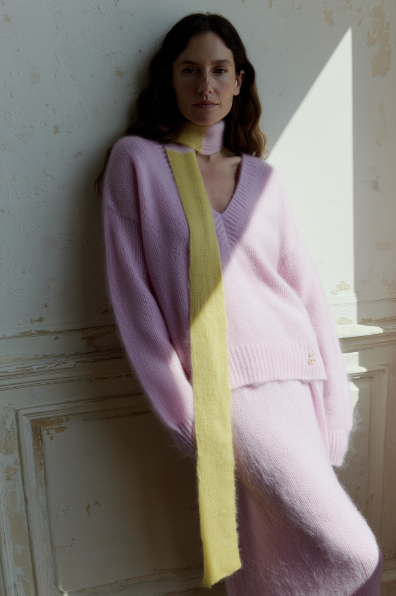 Frau in rosa Mohair Ensemble trägt den Unikat Fluffy Skinny Schal – Mohair/Wolle in Chartreuse & Rosa – Extra Lang (250cm)