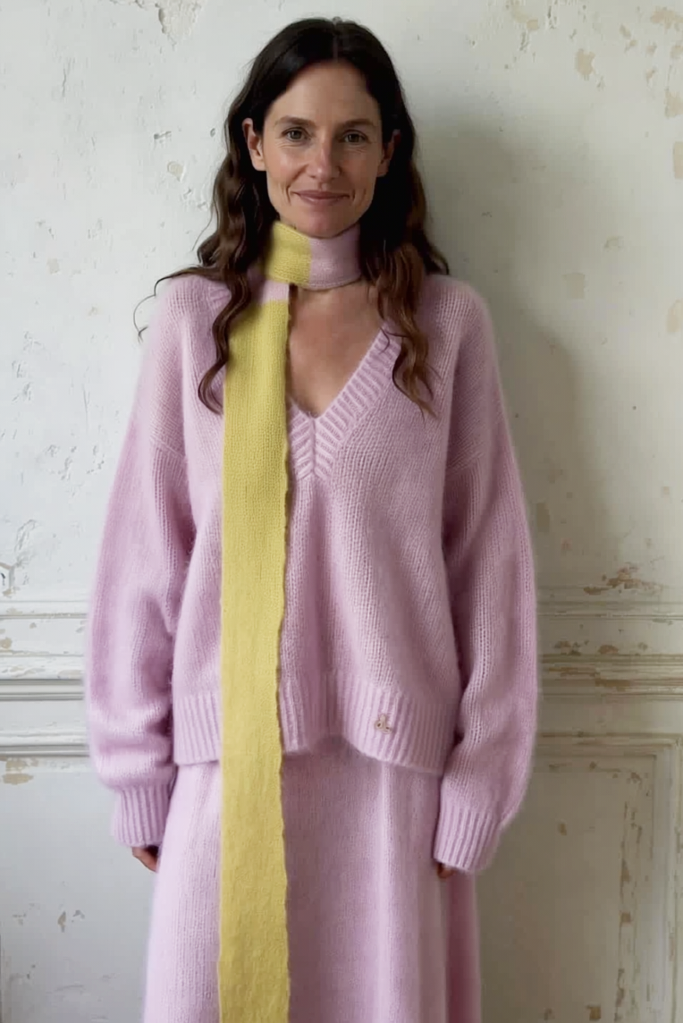 Unikat Fluffy Skinny Schal – Mohair/Wolle in Chartreuse & Rosa – Extra Lang (250cm) getragen von einer Frau in rosa Mohair Ensemble