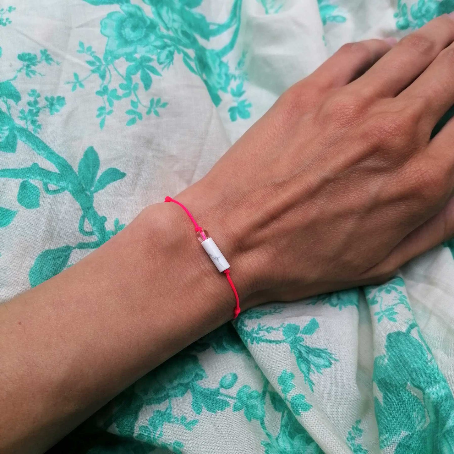 Neonpinkes Howlith & Bergkristall Armband