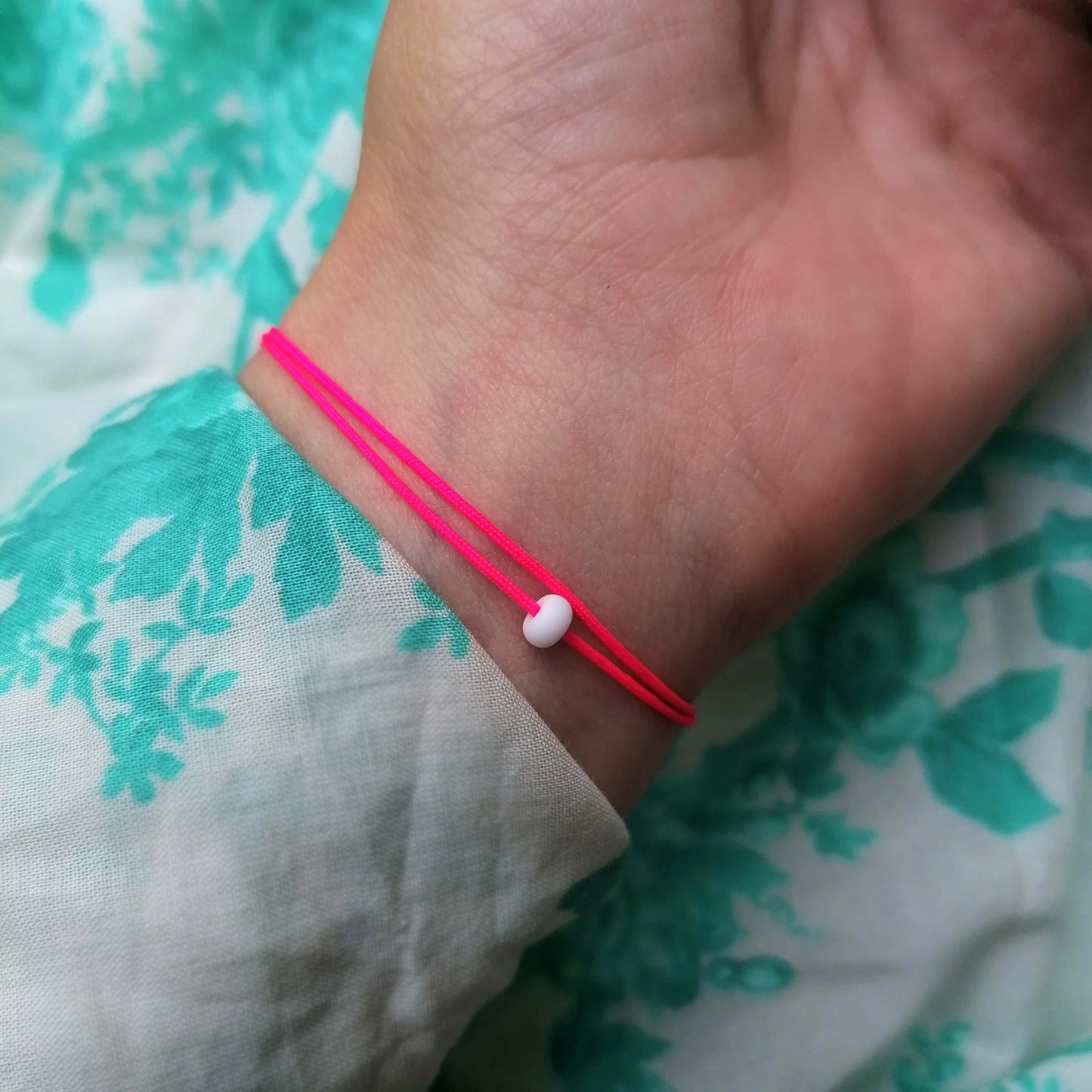 Neonpinkes Howlith & Bergkristall Armband