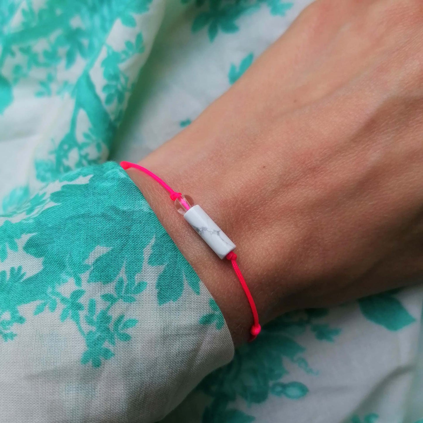 Neonpinkes Howlith & Bergkristall Armband