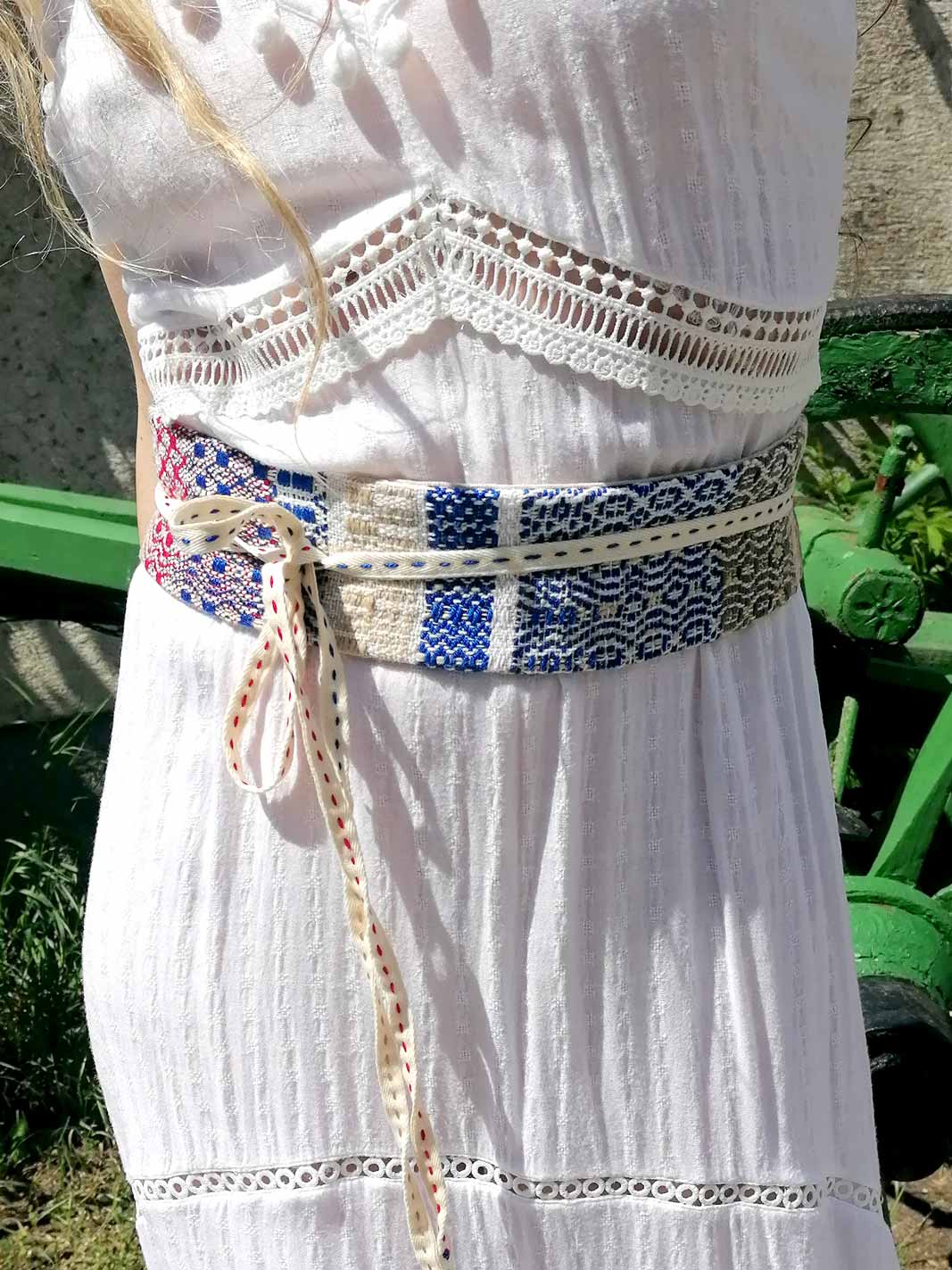 Farbiger handgewebter Taillengürtel über Leinenkleid getragen – Ansicht von vorne