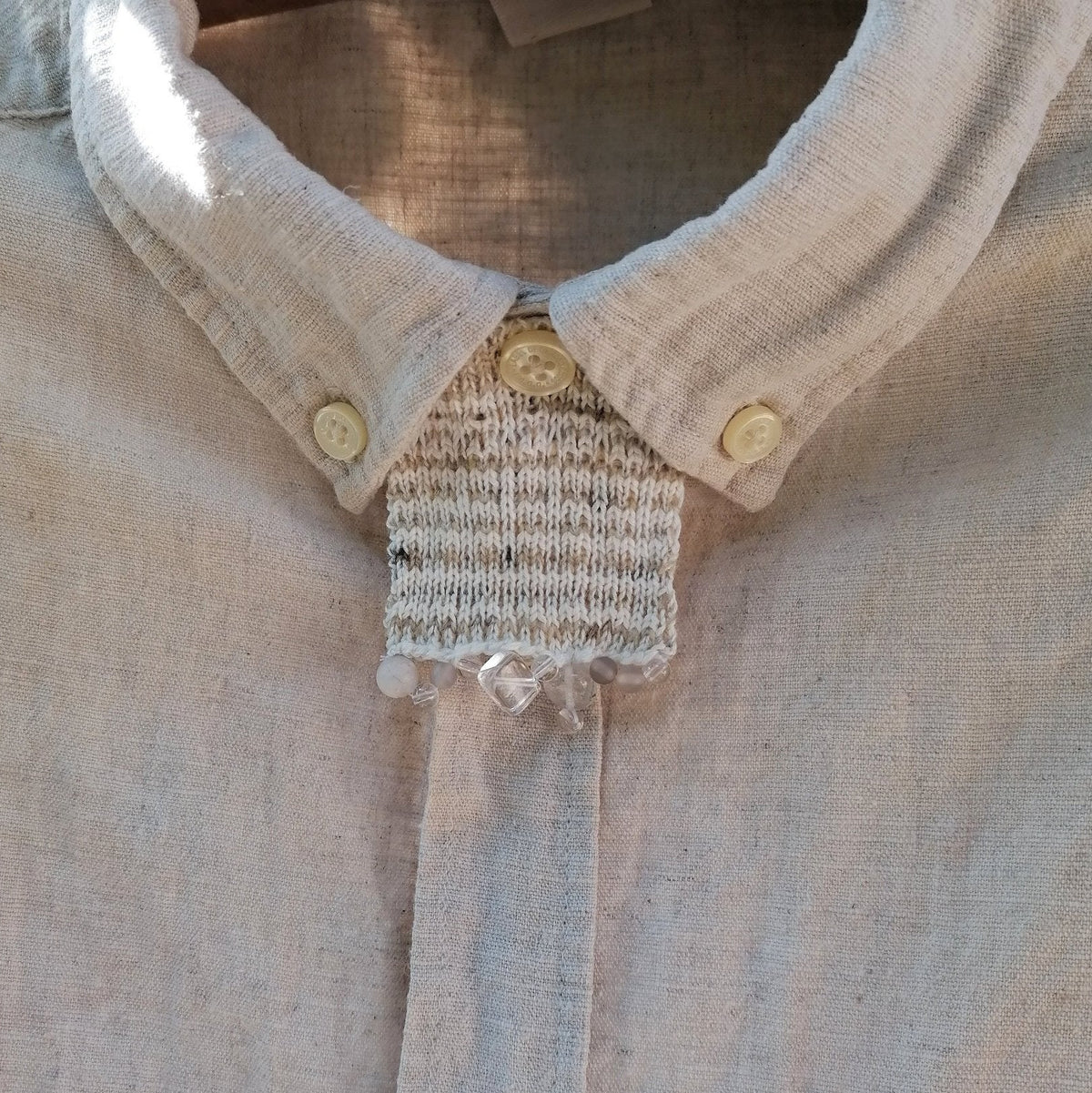 gestrickte Brosche mit Edelsteinen von pia norden