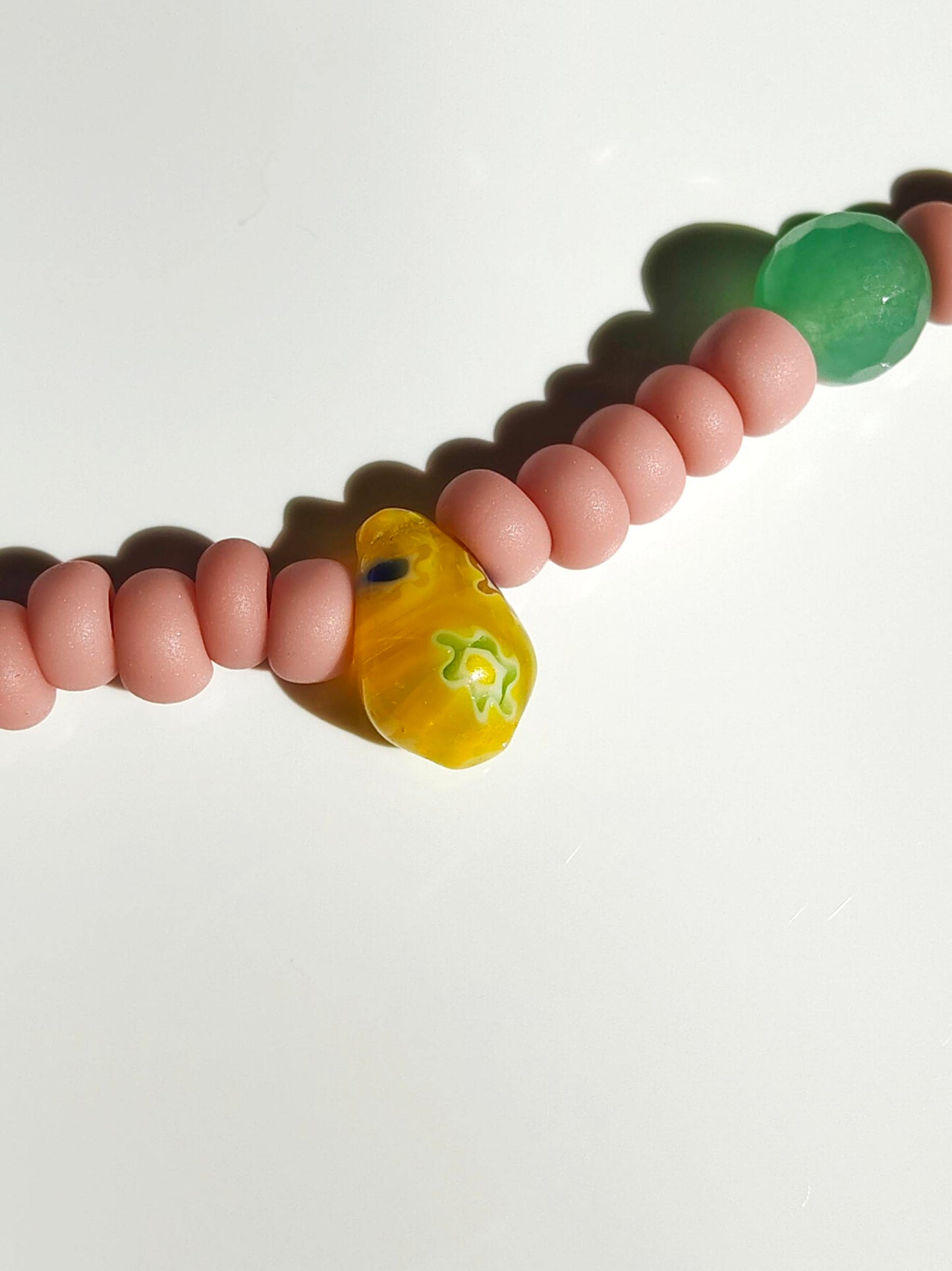 Detailansicht der Halskette mit gelbem Millefiori-Element