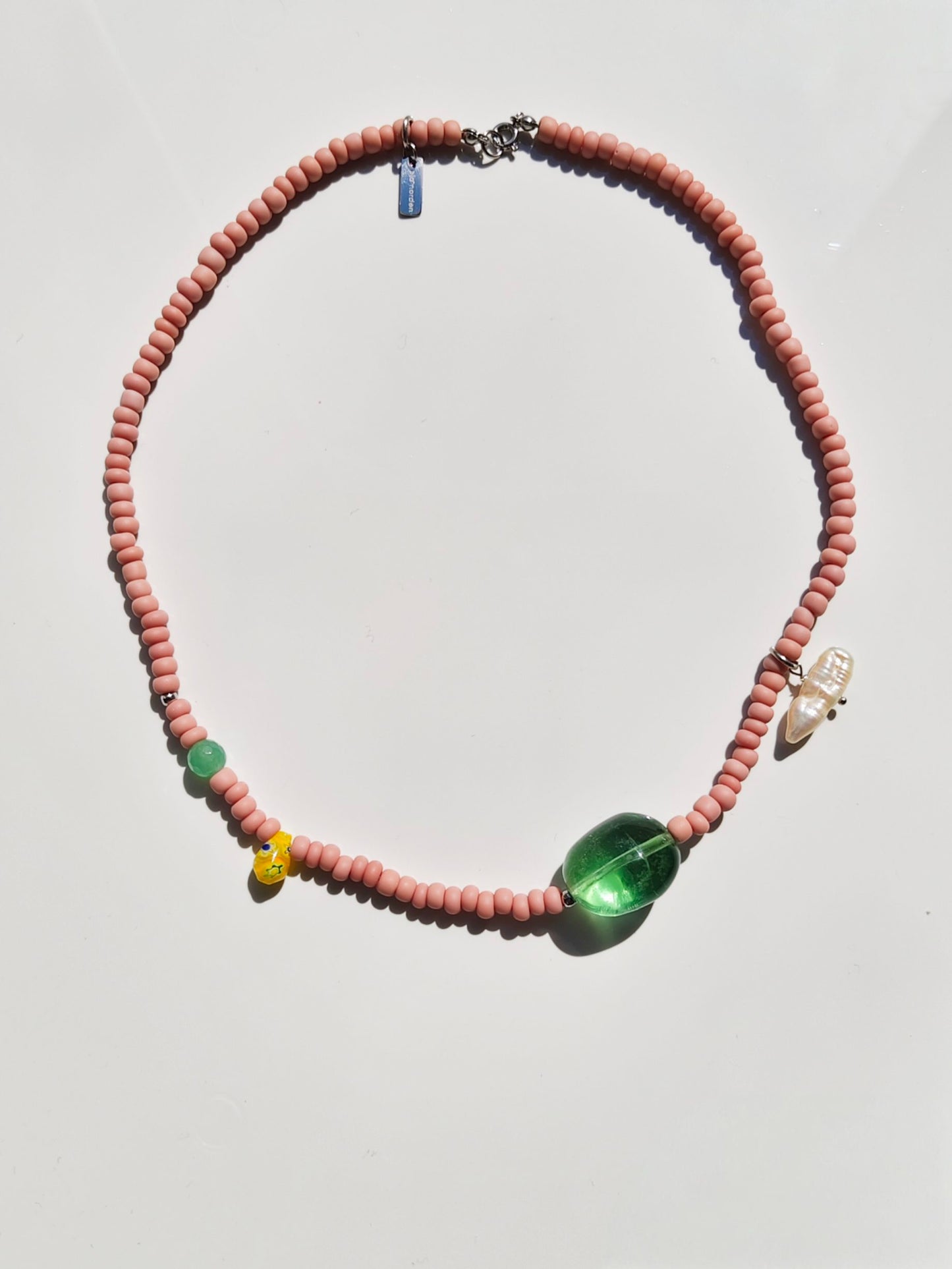 Handgemachte Halskette mit grünem Vintage-Fluorit, rosa Glasperlen und Millefiori-Tropfen