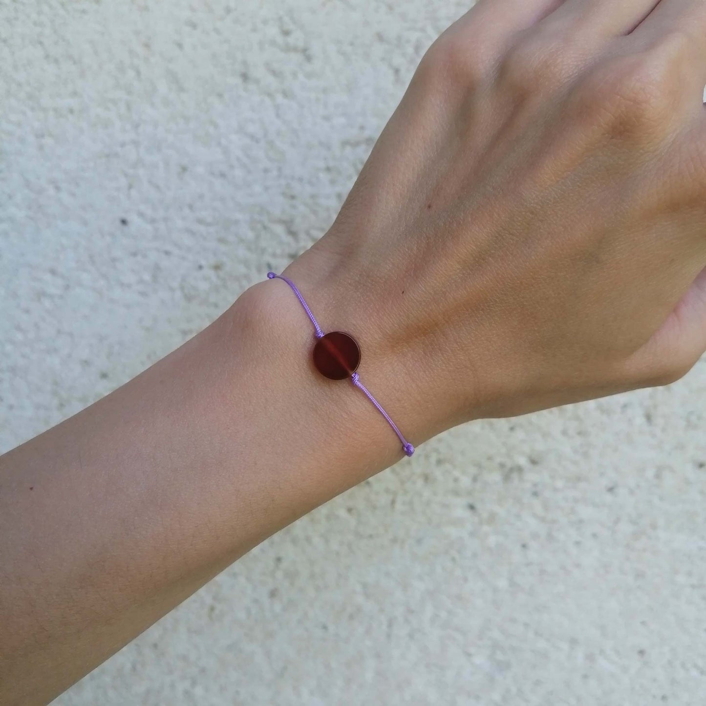 Schlichtes Armband mit rotem Karneol & Kordel in flieder lila von pia norden