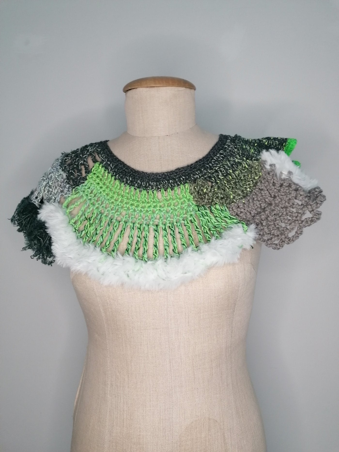 neckpiece in Gruentoenen gehaekelt und gestrickt von pia norden