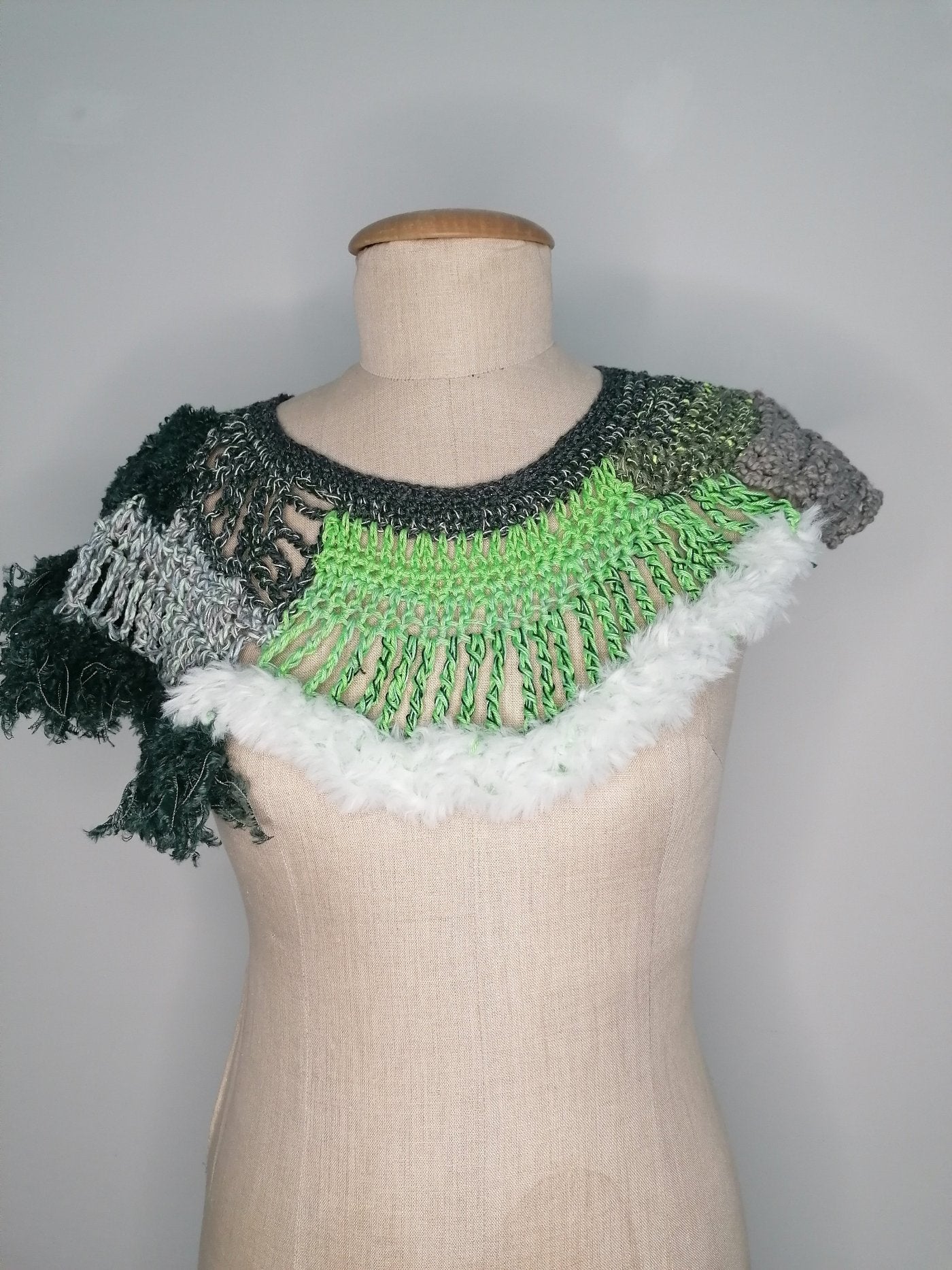 neckpiece in Gruentoenen gehaekelt und gestrickt von pia norden