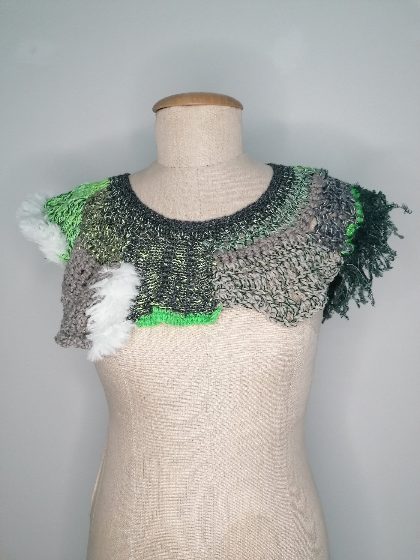 neckpiece in Gruentoenen gehaekelt und gestrickt von pia norden