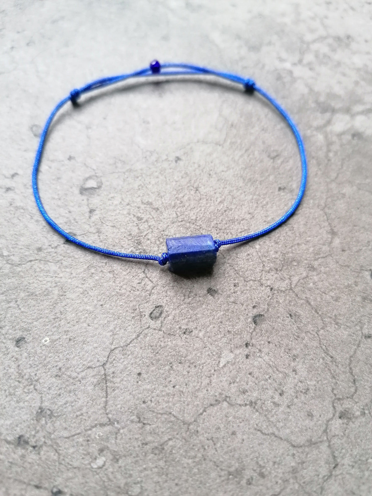 Nahaufnahme des roh geschnittenen Lapislazuli Edelsteins mit Pyrit-Einschlüssen