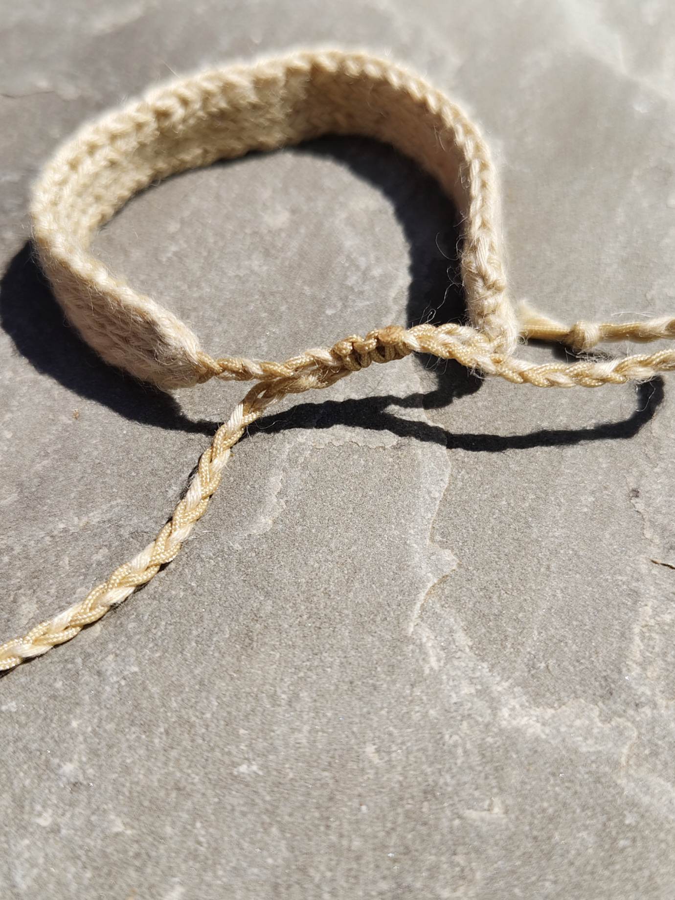 Gestricktes Armband aus Seide & Hanf mit Bergkristall