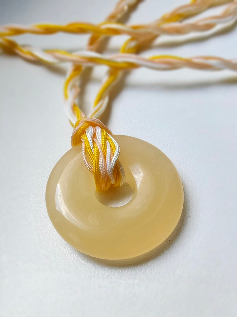 Limitierte Calcit-Donut-Halskette mit handgedrehter Kordel