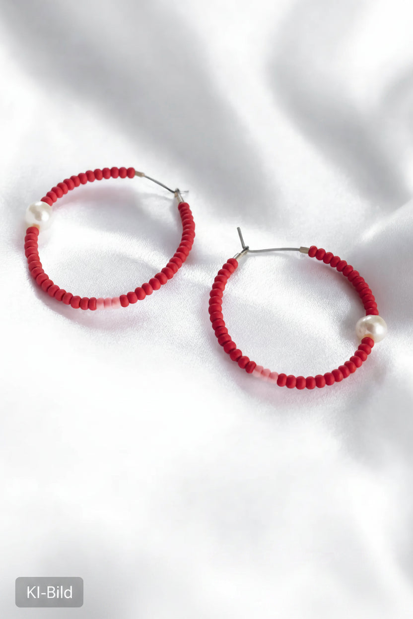 Rote Creolen mit Perlen-Akzent – Modern & Ausdrucksstark