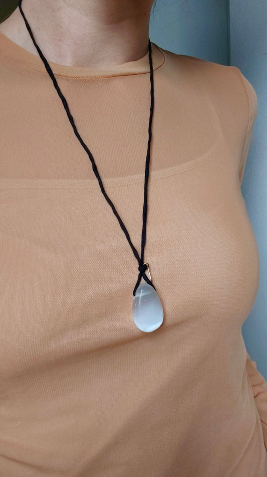 Halskette mit Selenit auf schwarzer Seide