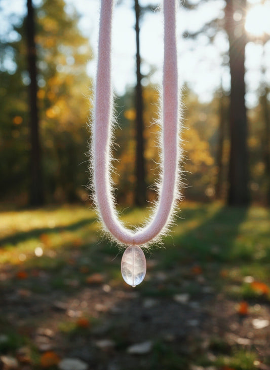 Luxuriöse Mohair-Halskette in Zartrosa | Handgefertigt mit Rosenquarz