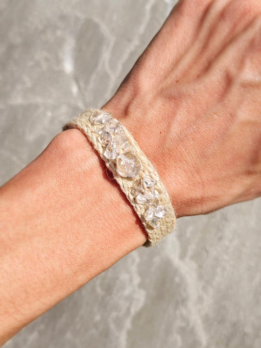 Gestricktes Armband aus Seide & Hanf mit Bergkristall