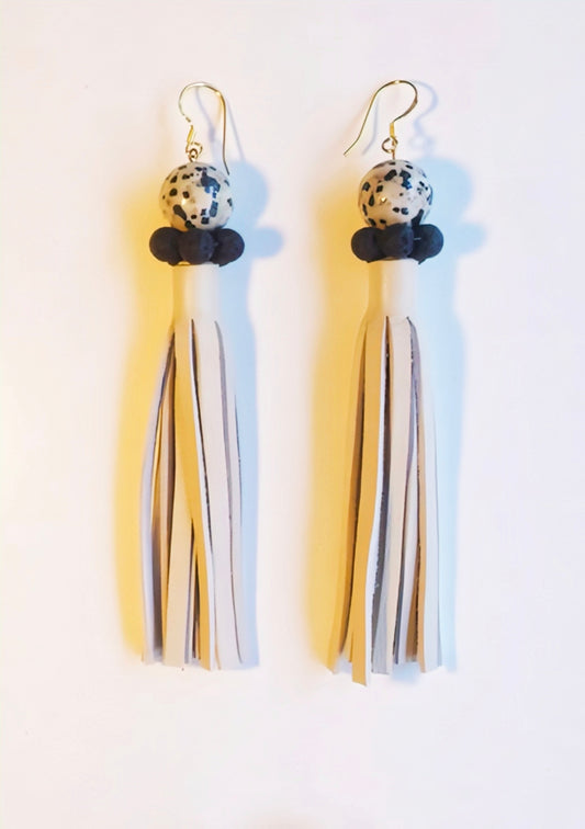 Dalmatiner Jaspis Ohrringe mit Lederquasten creme