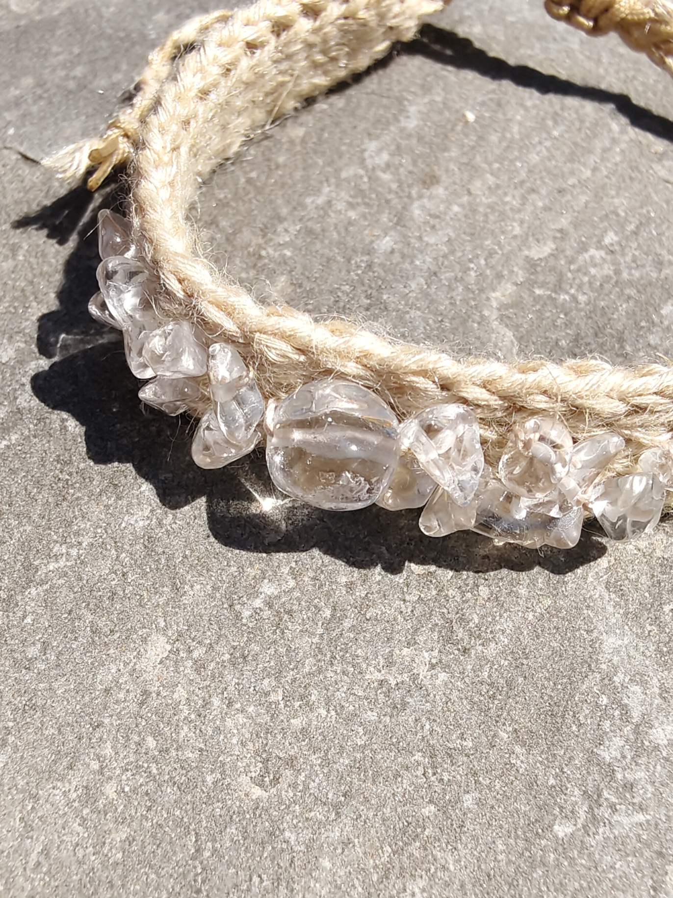 Gestricktes Armband aus Seide & Hanf mit Bergkristall