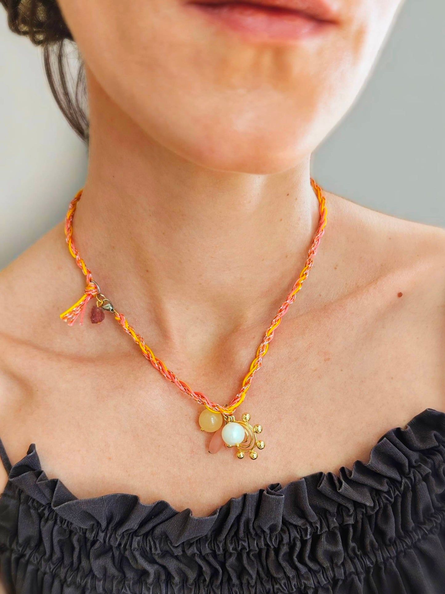 Soléa - Kette gold mit Erdbeerquarz, Calcit & Perle – Einzelstück