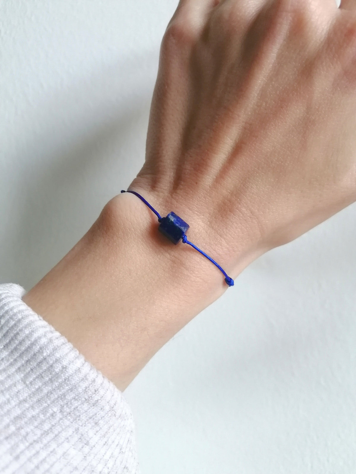 Minimalistisches Armband Lapislazuli am Handgelenk getragen