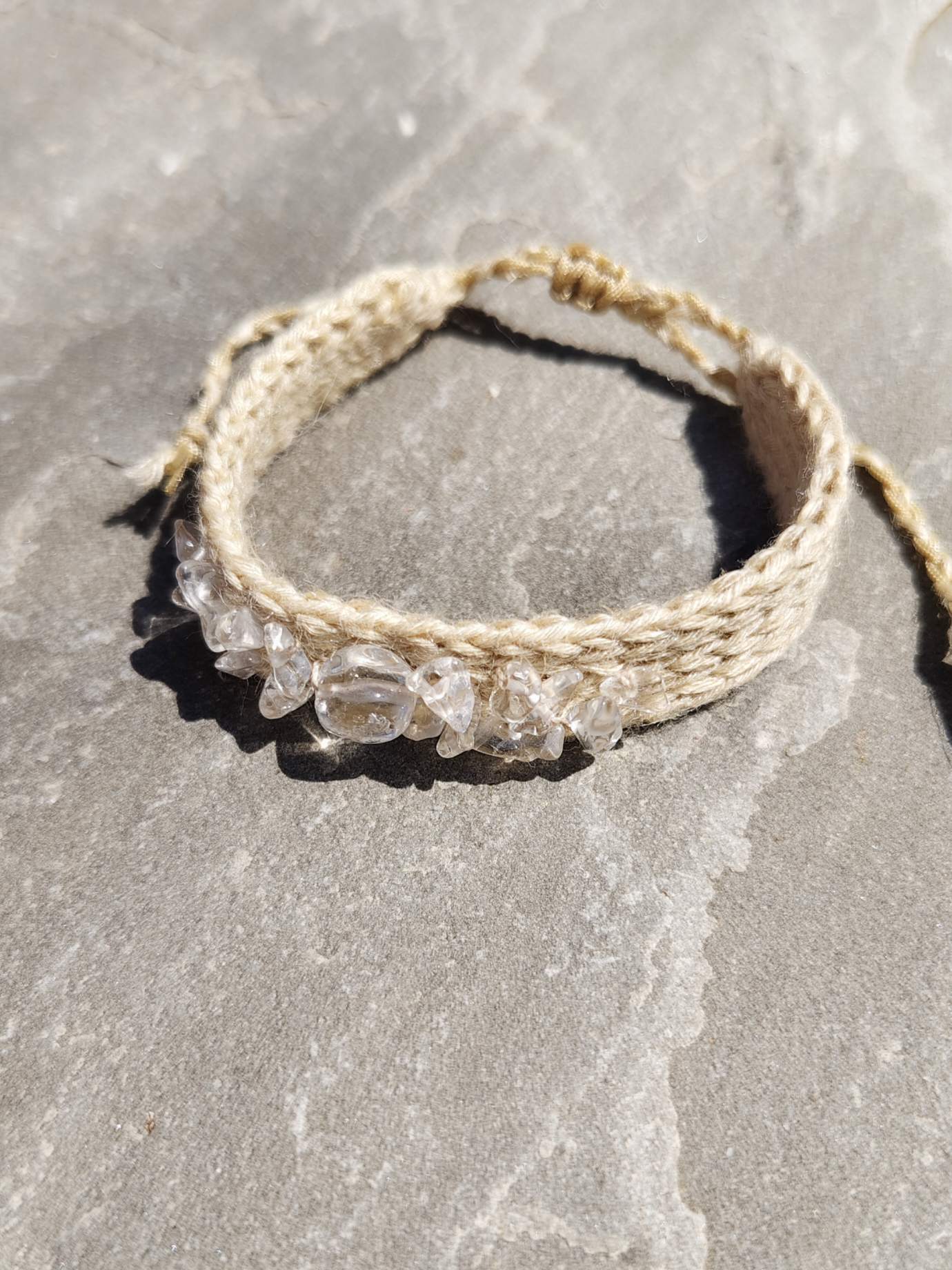 Gestricktes Armband aus Seide & Hanf mit Bergkristall