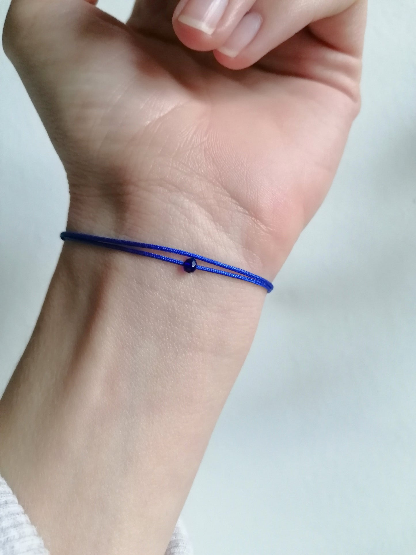 Verstellbarer Verschluss und facettierte Glaskugel des Lapislazuli Armbands