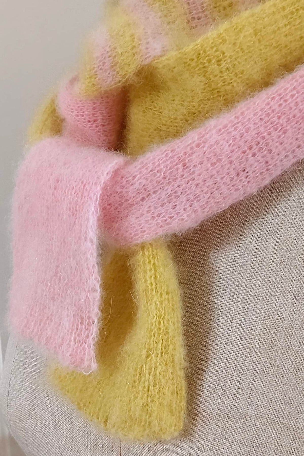 Unikat Fluffy Skinny Schal – Mohair/Wolle in Chartreuse & Rosa – Extra Lang (250cm)