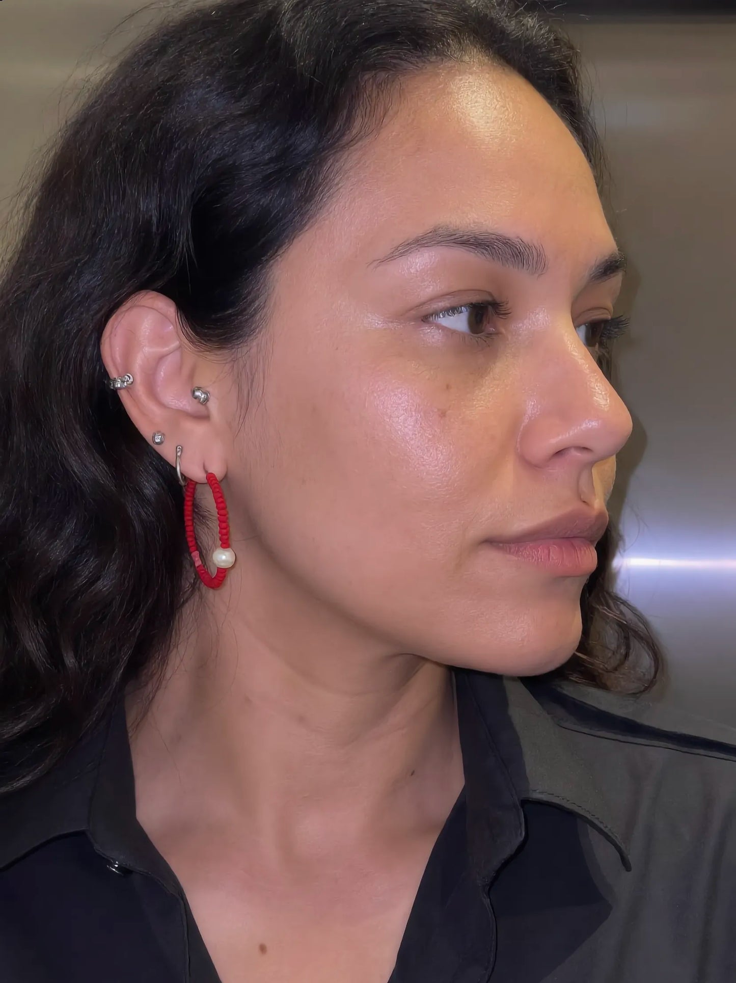 Rote Creolen mit Perlen-Akzent – Modern & Ausdrucksstark