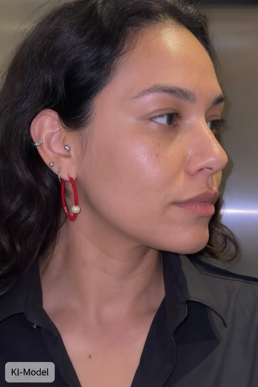Rote Creolen mit Perlen-Akzent – Modern & Ausdrucksstark