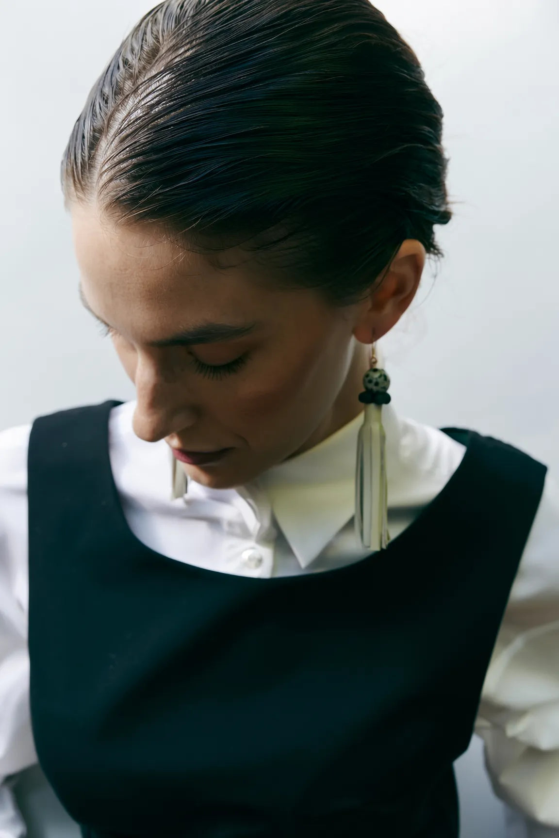 Dalmatiner Jaspis Ohrringe mit Lederquasten creme