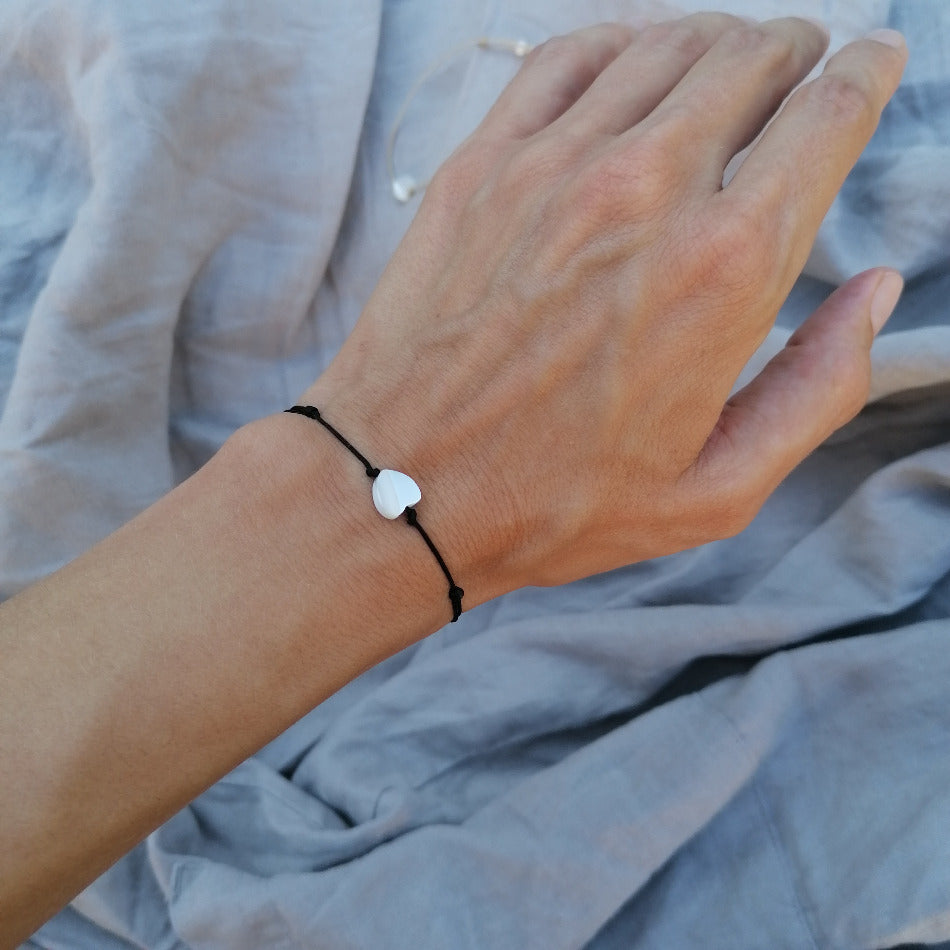 Weißes Perlmutt Herz Armband mit schwarzer Kordel