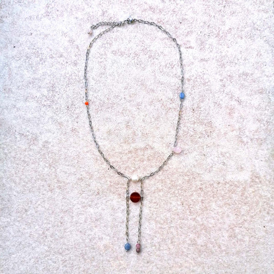 Außergewöhnliche Halskette aus Edelstahl mit verschiedenen Edelsteinen (Dumortierit, Rosenquarz, Perle, Karneol, Rhodonit, Glas) von pia norden