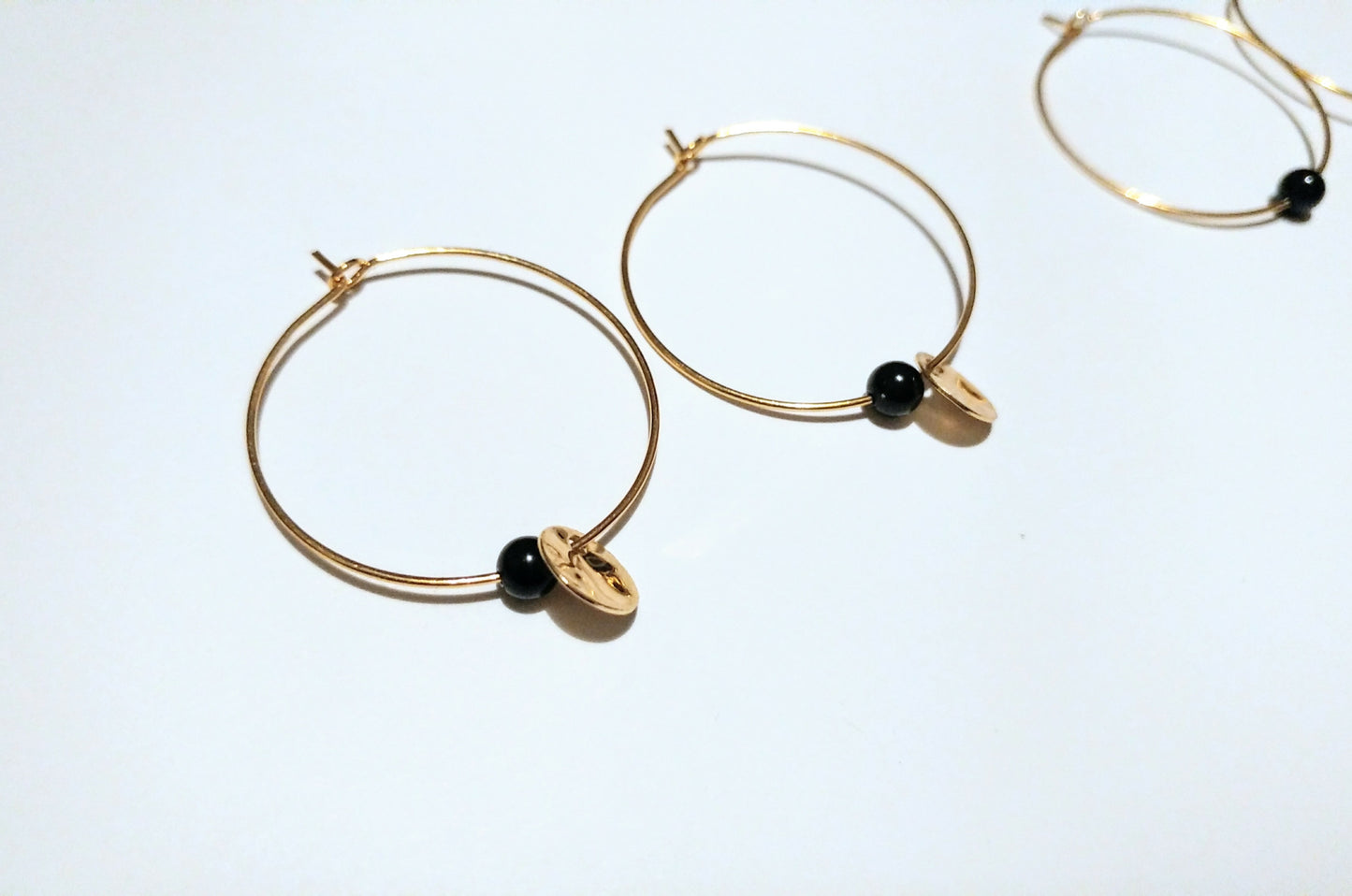 Minimalistische goldene Creolen Ohrringe schwarzer Turmalin