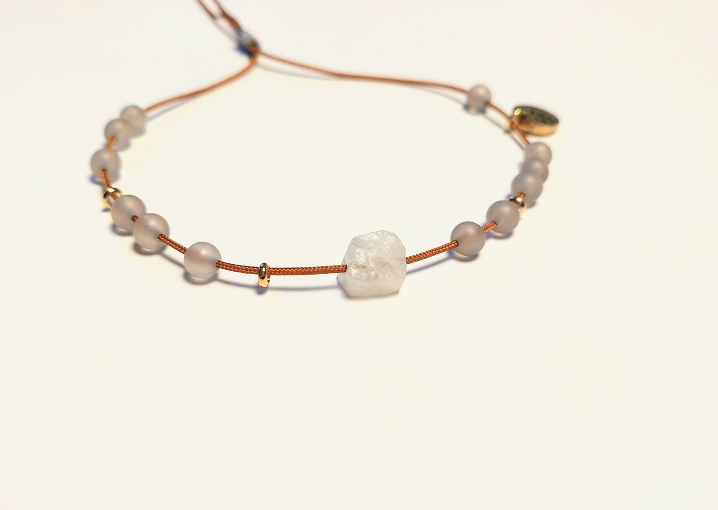 Weißer Labradorit & Achat Armband | weiß grau cognac gold