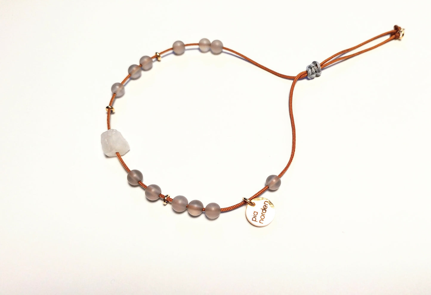 Weißer Labradorit & Achat Armband | weiß grau cognac gold