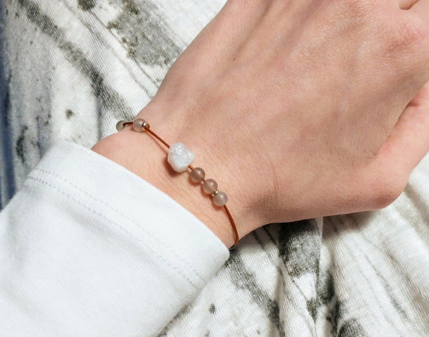 Weißer Labradorit & Achat Armband | weiß grau cognac gold